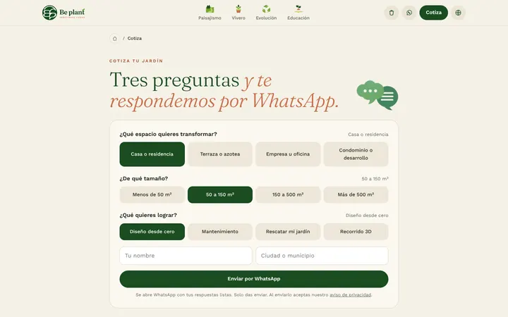 Cotizador «Tres preguntas y te respondemos por WhatsApp»: tipo de espacio, tamaño y objetivo como botones, campos de nombre y ciudad, y el botón Enviar por WhatsApp.
